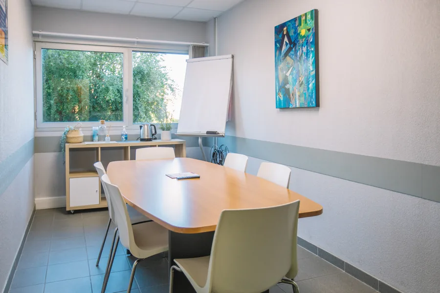 Salle de réunion 6 personnes Millénaire Montpellier — tableau blanc, vue jardin